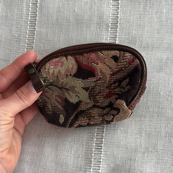 Bueno Tapestry Coin Purse  with Vintage Floral Design - Picture 3 of 13